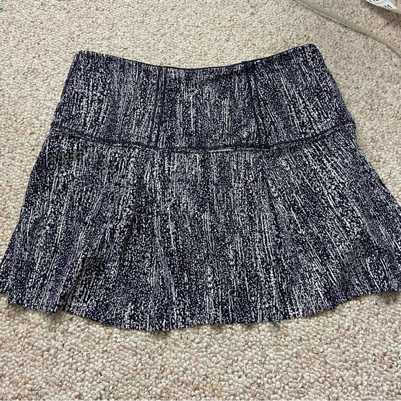 Lululemon Lost in Pace Skort AirTime White Black 17077 - Picture 3 of 7